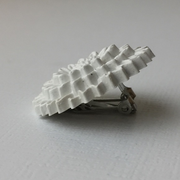 Vintage Big White Plastic Flower Clip On Earrings - Picture 3 of 8